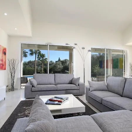 Modern Palmeras Pollenca
